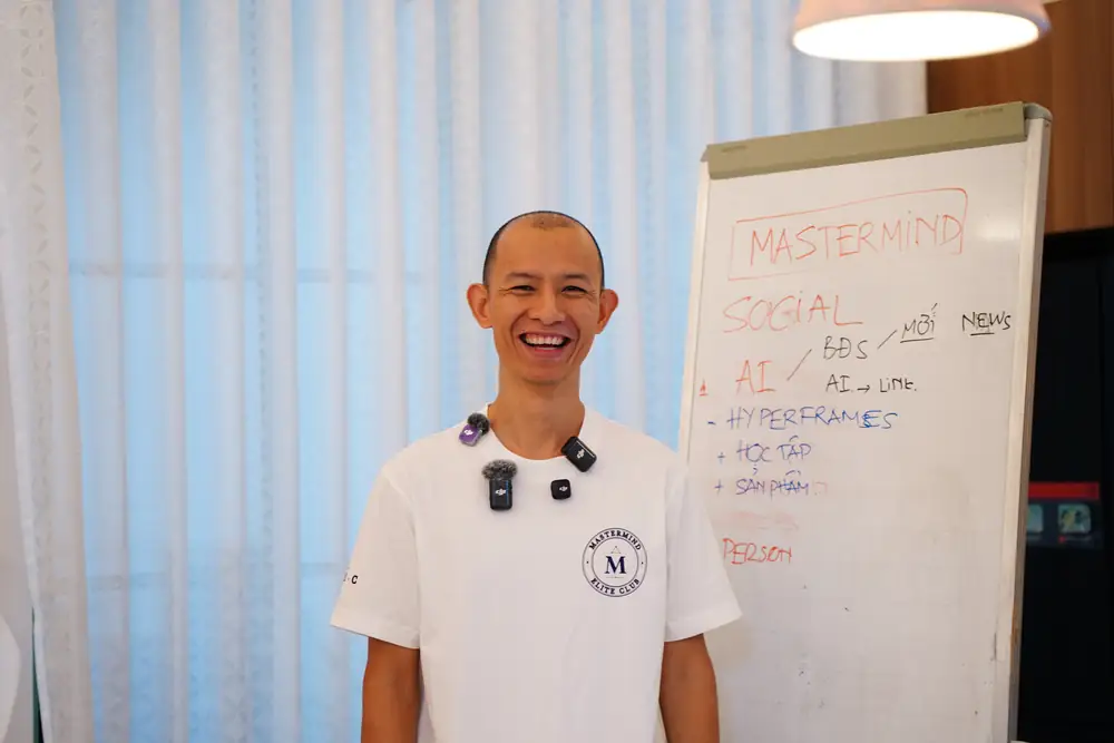 Khoa Bùi đứng cạnh bảng flipchart ghi sơ đồ hệ thống Mastermind