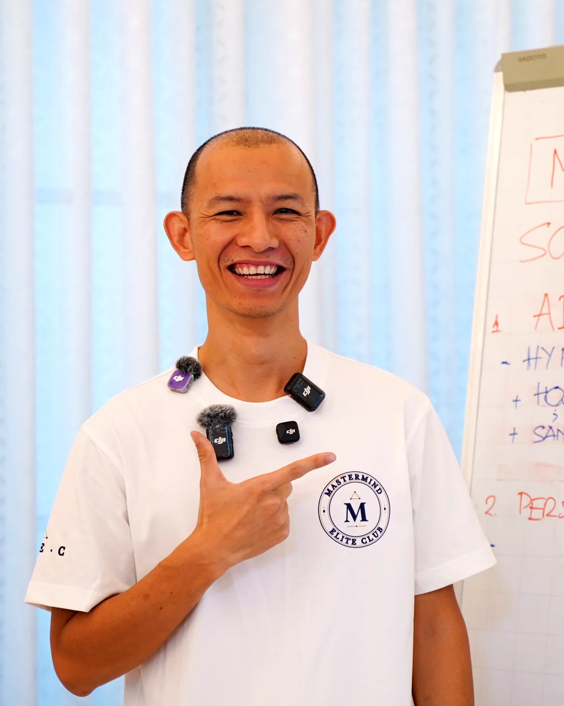 Khoa Bùi, người sáng lập Mastermind Elite Club, đứng lớp bên bảng flipchart